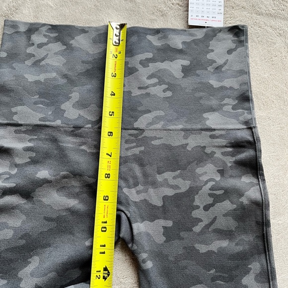 SPANX Look At Me Now Cropped Leggings - Picture 11 of 13